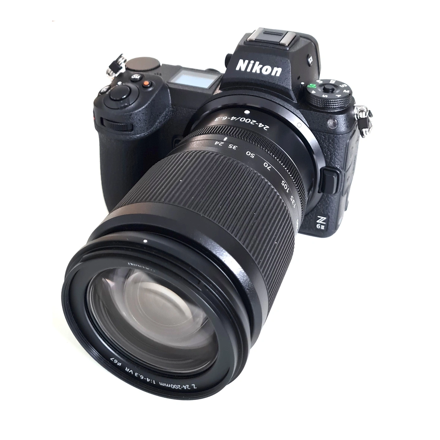 Eine Nikon Z-Kamera mit einem 24-200 mm Objektiv.