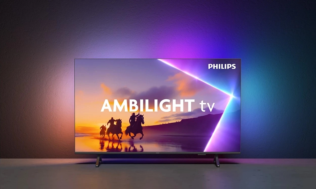 Ein Philips Ambilight Fernseher zeigt eine Landschaft mit Reitern bei Sonnenuntergang.