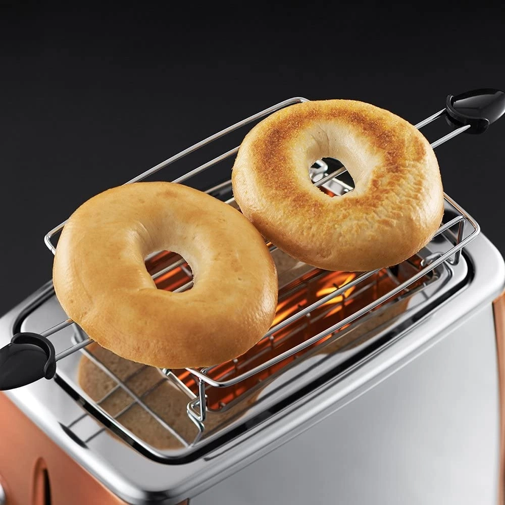 Zwei Bagels werden in einem Toaster geröstet, Nahaufnahme, Essen, Frühstück