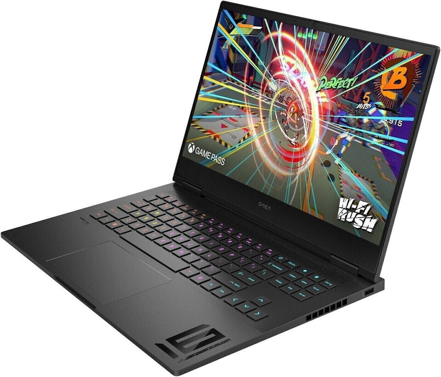 Schwarzer Laptop mit Spiel auf dem Bildschirm, Game Pass Logo, Hi-Fi Rush.