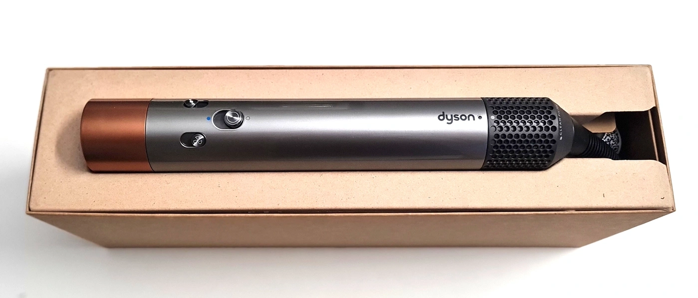 Ein Dyson Haartrockner in einer braunen Verpackung auf weißem Untergrund.