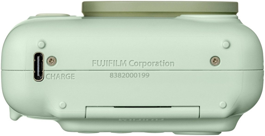 Nahaufnahme einer mintgrünen Kamera mit der Aufschrift FUJIFILM Corporation und der Nummer 8382000199.