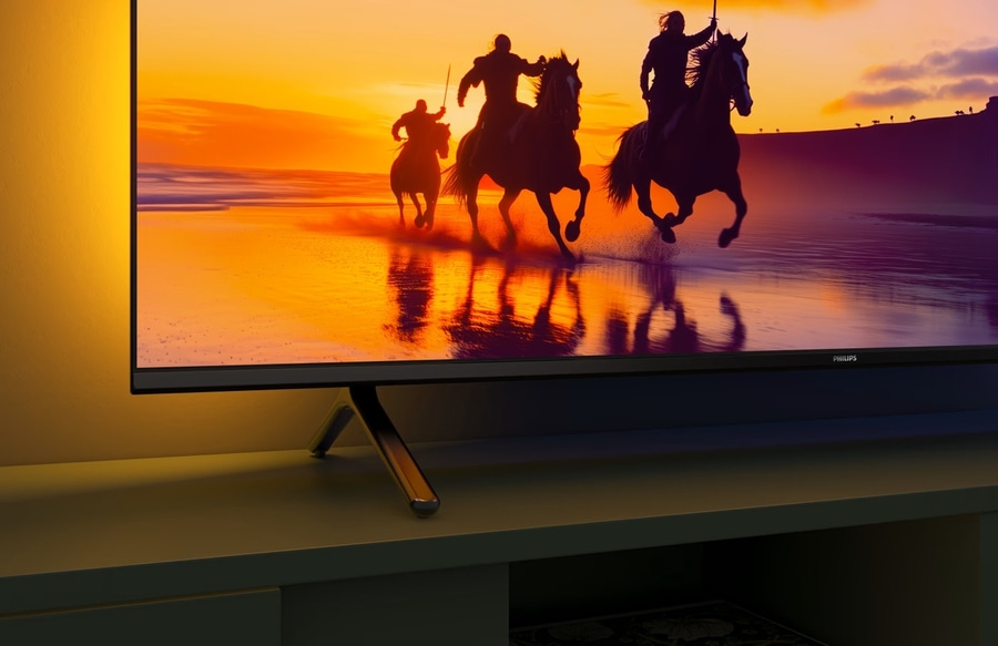 Fernseher mit Reiter-Szene, Sonnenuntergang, Philips-Logo, goldene Beleuchtung, Möbel