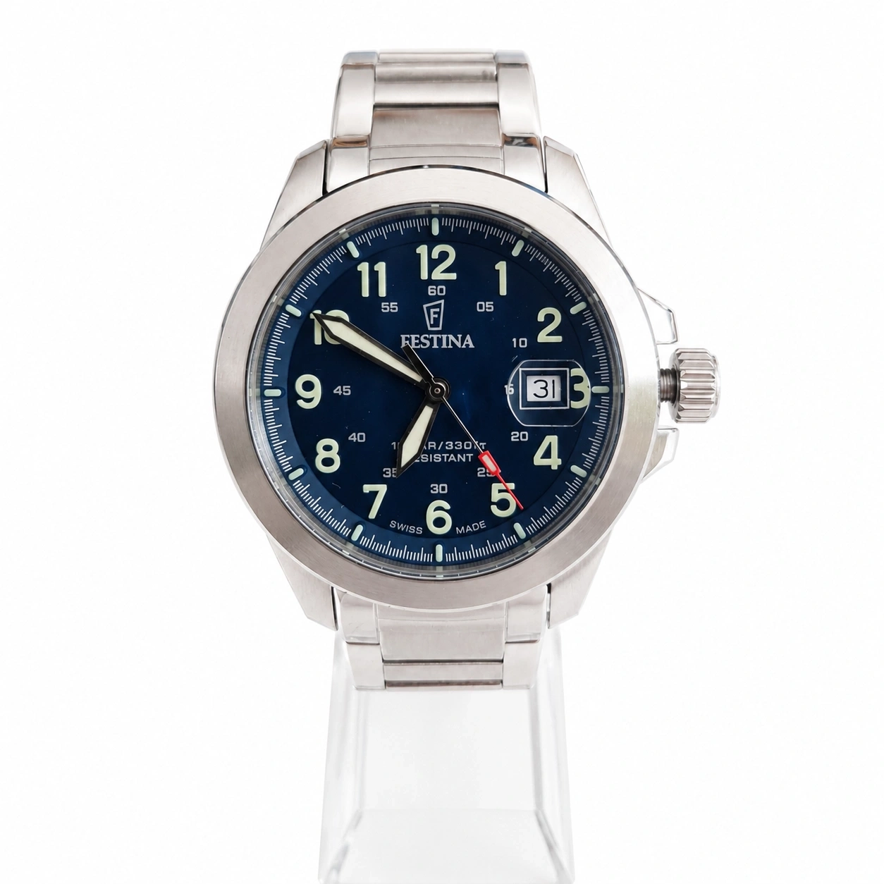 Eine silberne Festina Herrenuhr mit blauem Zifferblatt und Datumsanzeige auf einem Ständer.