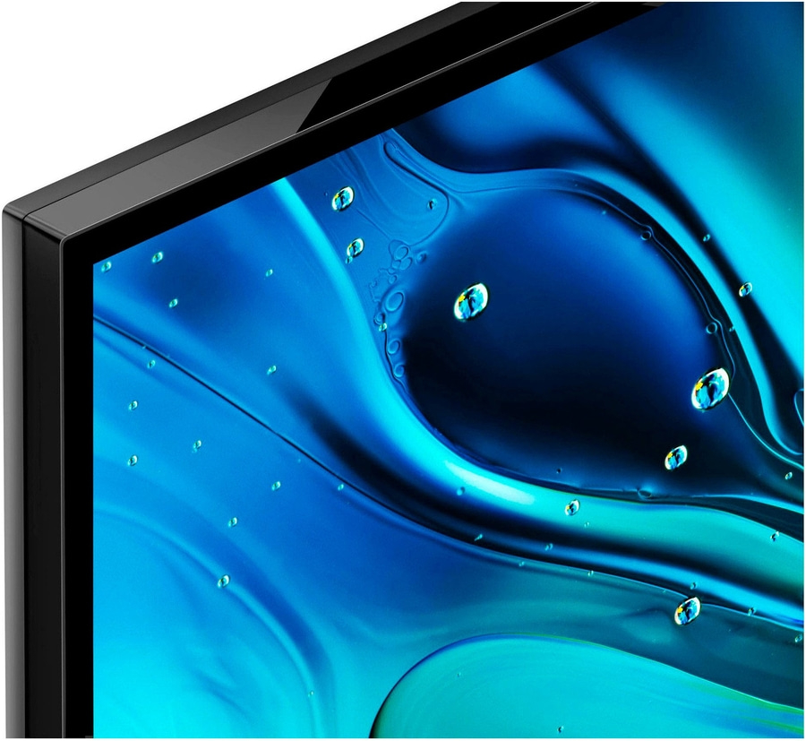 Nahaufnahme eines Fernsehers mit blauem Hintergrund und Wassertropfen, die sich spiegeln