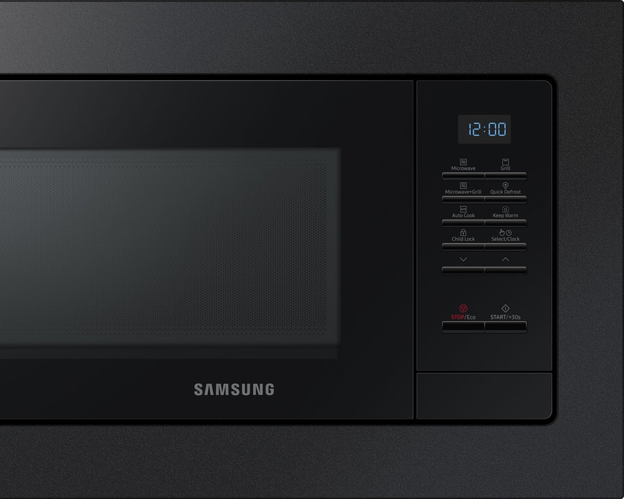 Schwarze Mikrowelle mit Bedienfeld, Uhrzeit 12:00, Samsung-Logo, Funktionen wie Grill und Auftauen.