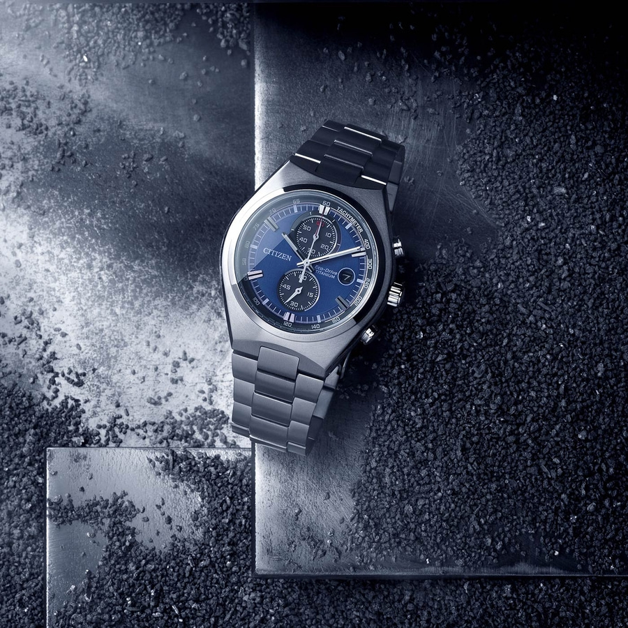 Uhr von Citizen, blaues Zifferblatt, Eco-Drive, Titan, auf dunklem Untergrund