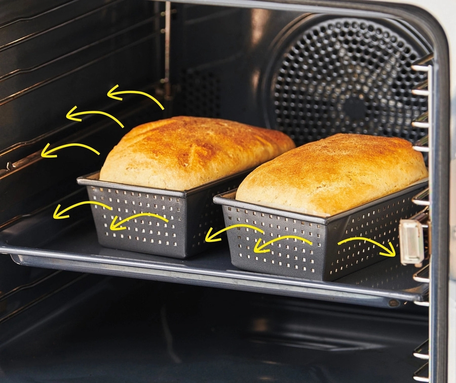 Zwei Brote im Ofen, Backen, Wärme, gelbe Pfeile, Backblech, Lochmuster, goldbraun