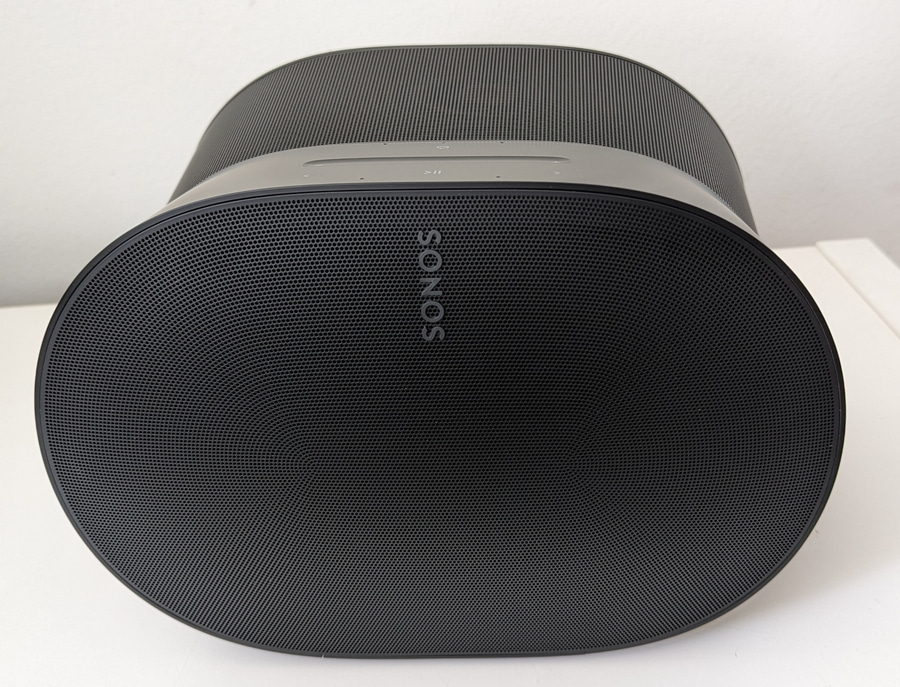 Schwarzer Sonos-Lautsprecher, oval, mit perforierter Oberfläche und Logo