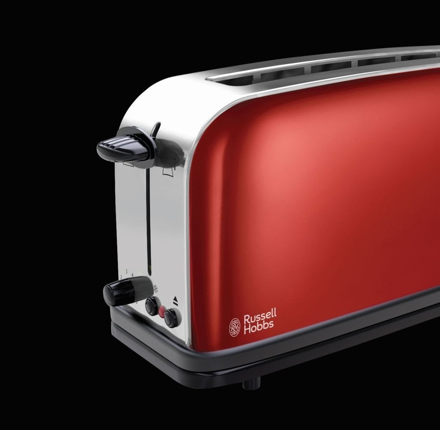 Roter Toaster von Russell Hobbs, Nahaufnahme, isoliert auf schwarzem Hintergrund, Küchengerät