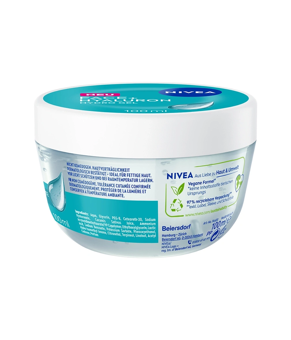 Eine Nivea Gesichtscreme mit Hyaluron im blauen und weißen Tiegel, der auf weißem Hintergrund steht.