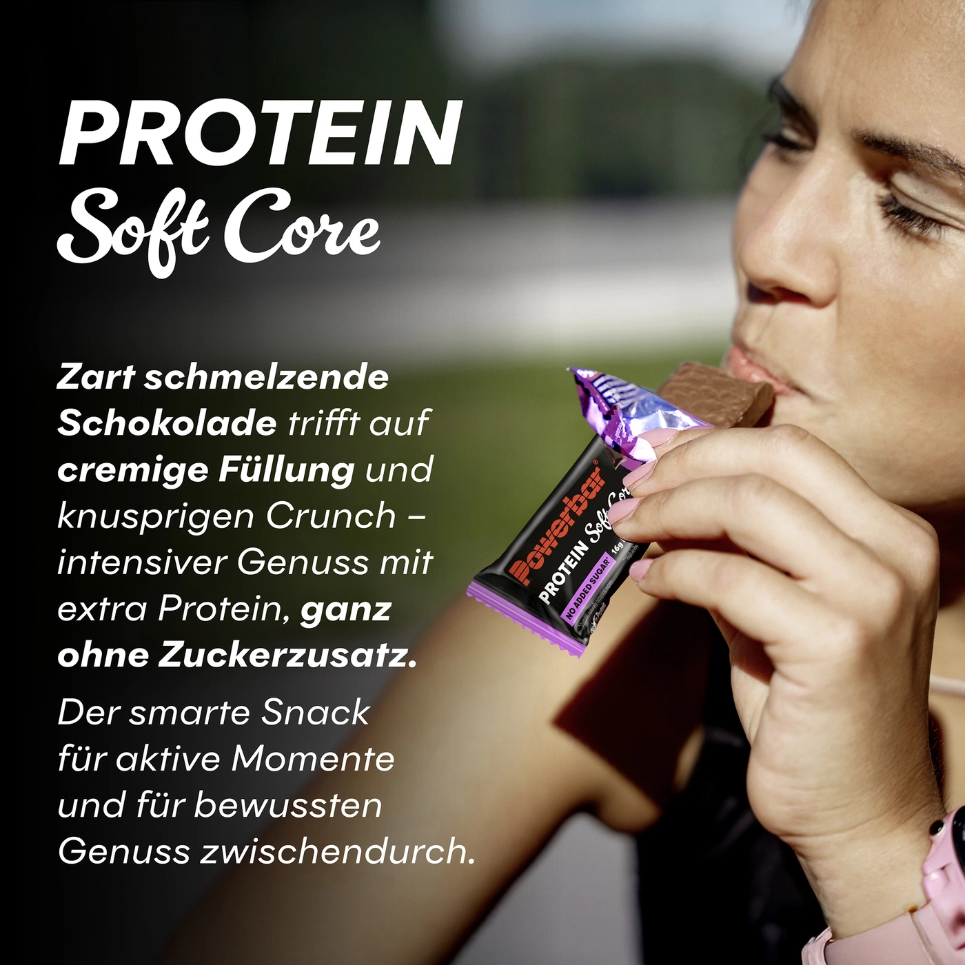 Ein Mann isst einen Schokoriegel mit Protein.