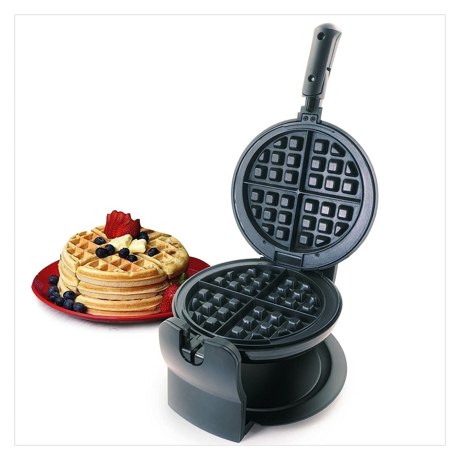 Waffeleisen mit Waffeln und Früchten auf einem Teller, Frühstück
