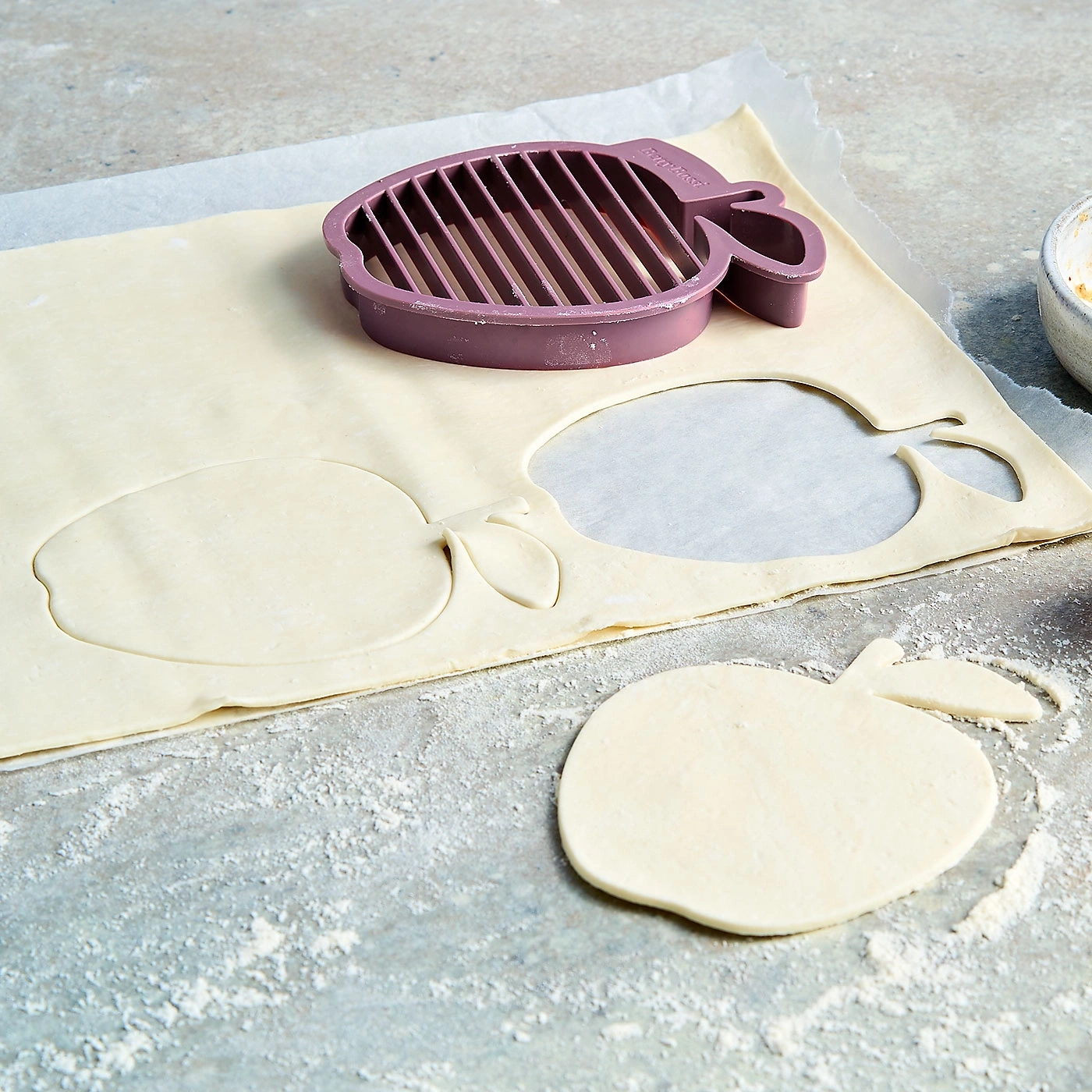 Apfel-Ausstecher auf Teig, Backen, Küche, Lebensmittel, Nahaufnahme, Gebäck