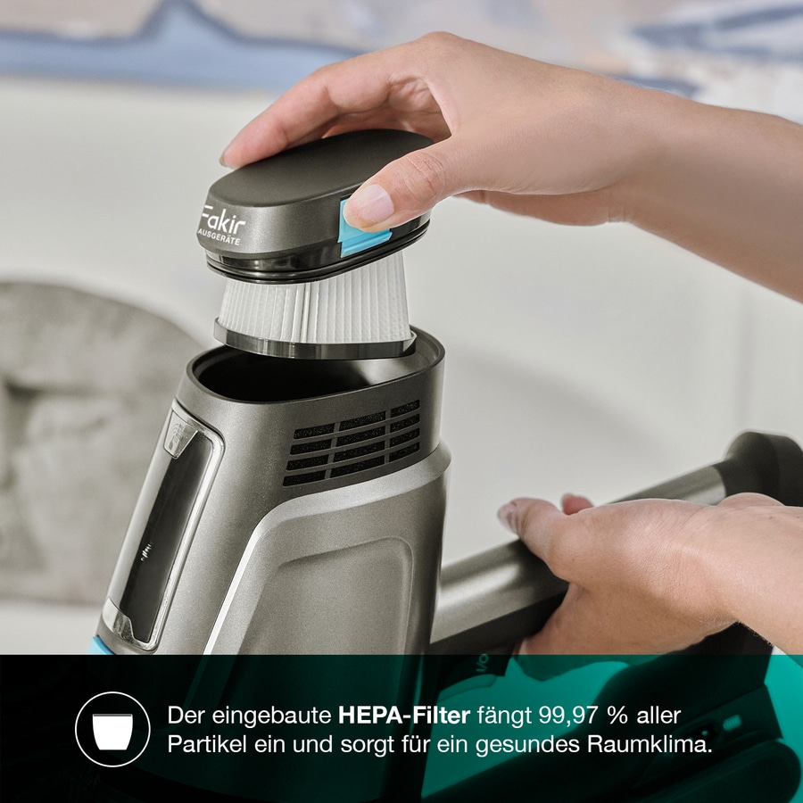 Hand wechselt HEPA-Filter eines Staubsaugers für saubere Luft