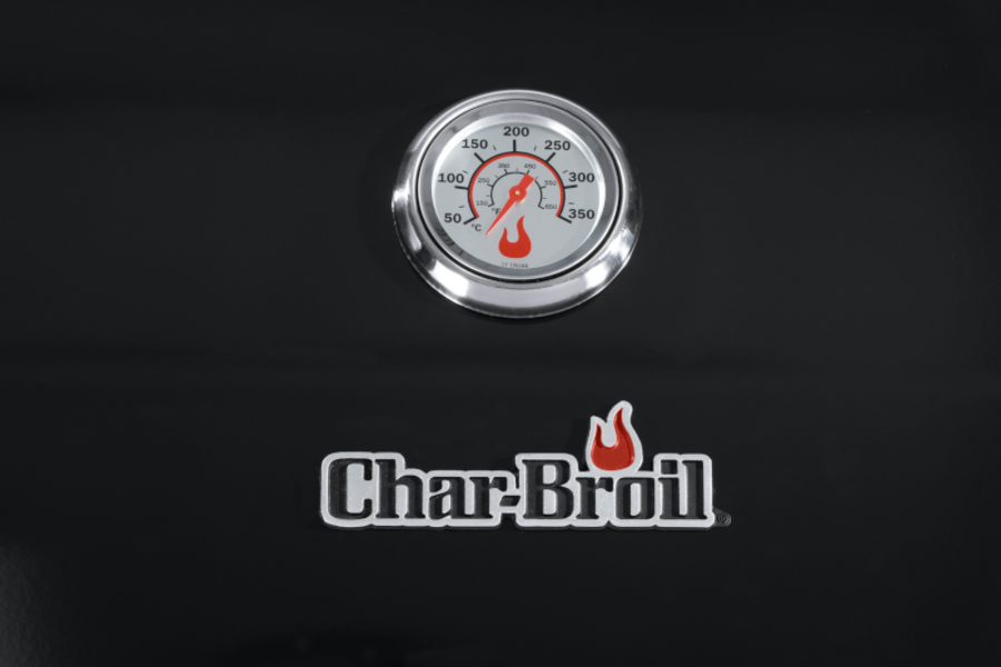 Nahaufnahme eines Grillthermometers und des Char-Broil-Logos auf schwarzem Hintergrund.