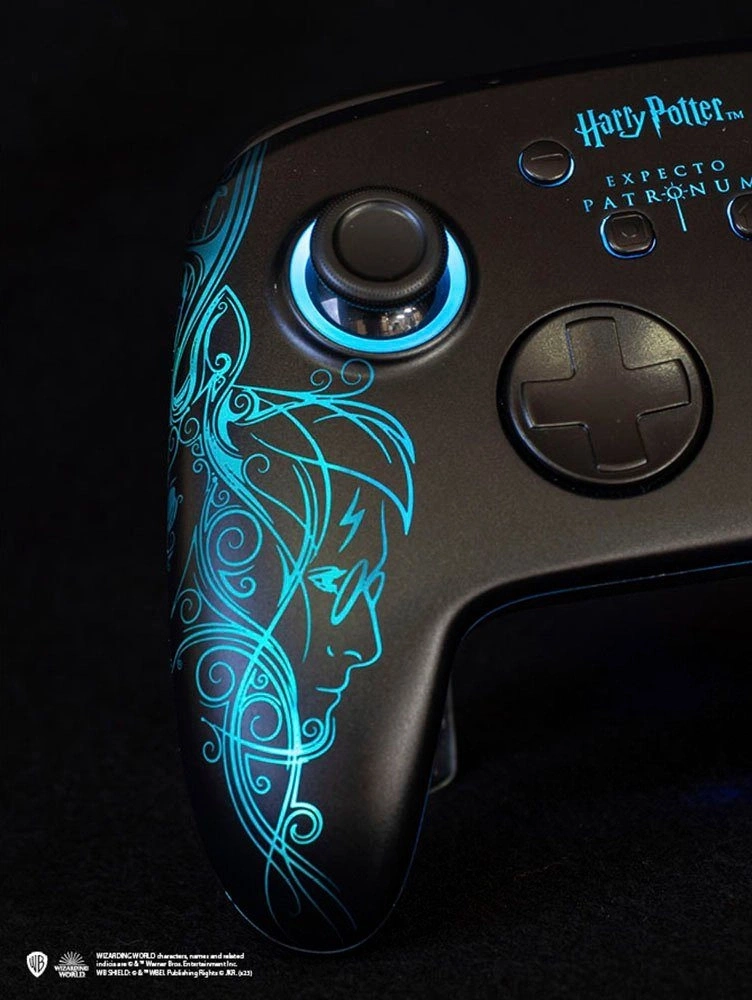 Ein Harry Potter Controller mit leuchtender Patronus-Gravur und blauen Akzenten.