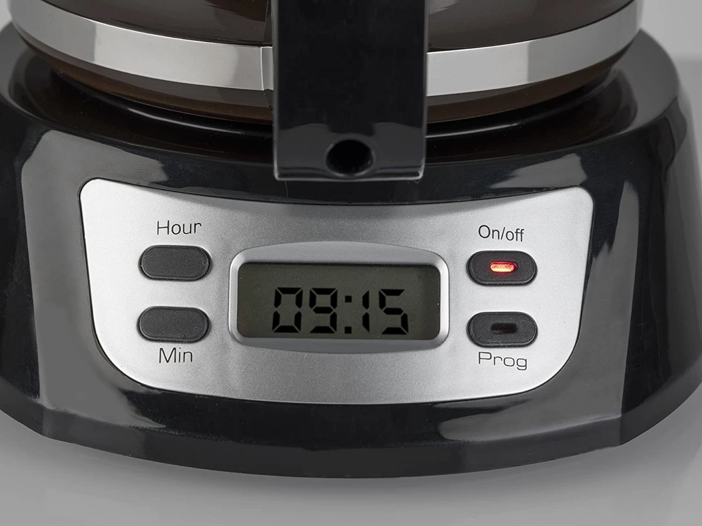 Kaffeemaschine mit digitaler Anzeige, Uhrzeit 09:15, Ein/Aus-Taste leuchtet rot.