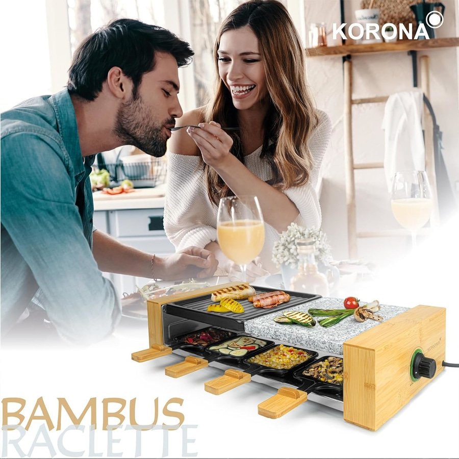 Paar genießt Raclette-Essen mit Grill, Bambus-Raclette-Gerät, Essen
