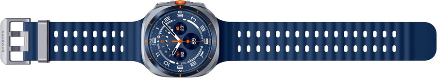 Eine blaue Smartwatch mit silbernem Armband und orangefarbenen Akzenten.