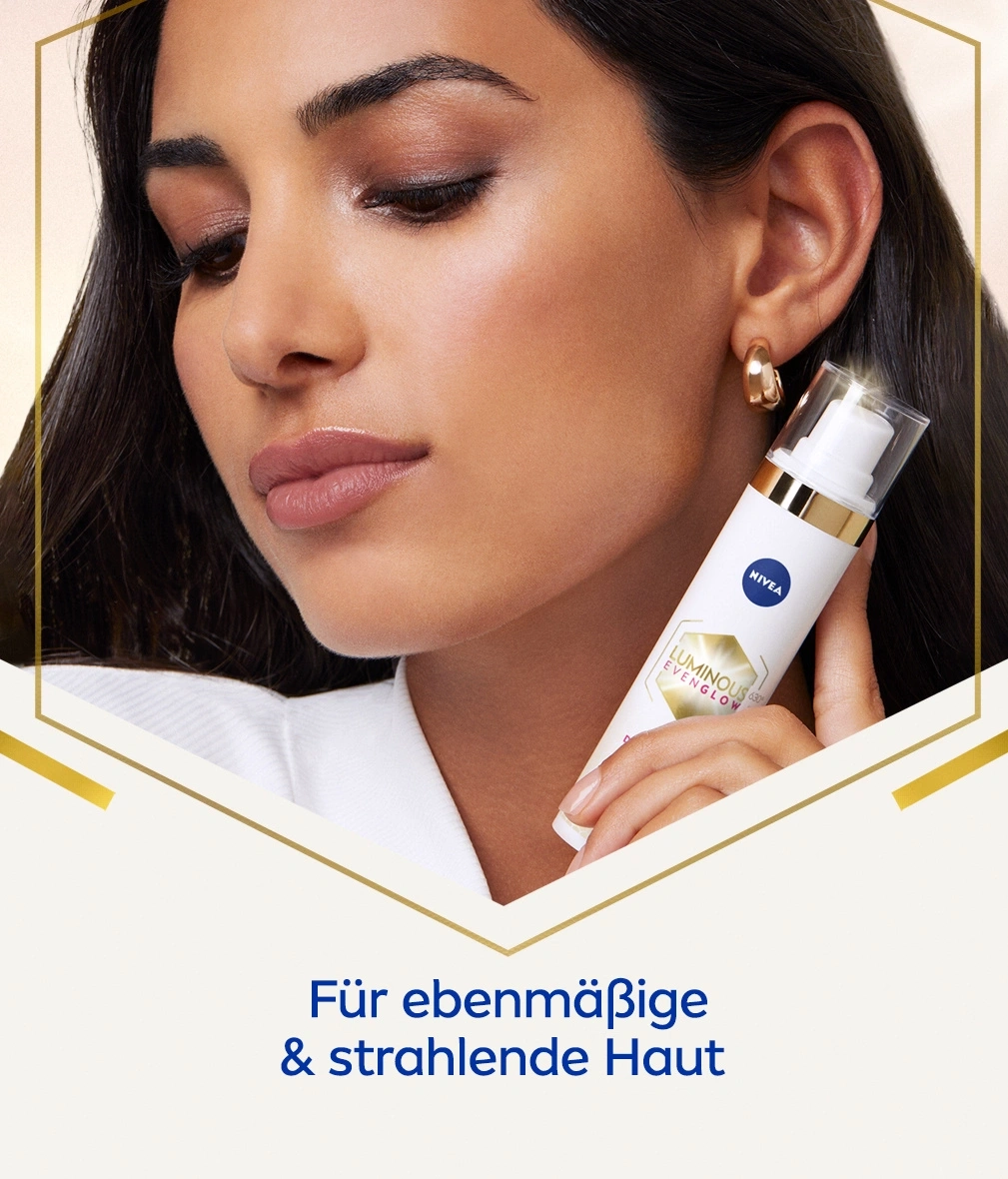 Frau mit Nivea-Produkt, für ebenmäßige & strahlende Haut, Nahaufnahme, Schönheit