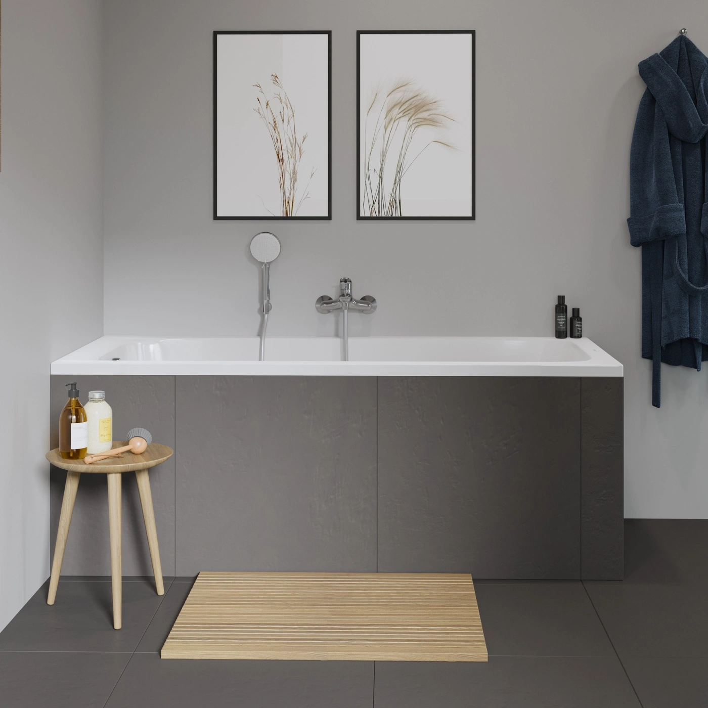 Badezimmer mit Badewanne, Holzstuhl, Badematte und Wandkunst mit Pflanzenmotiven.