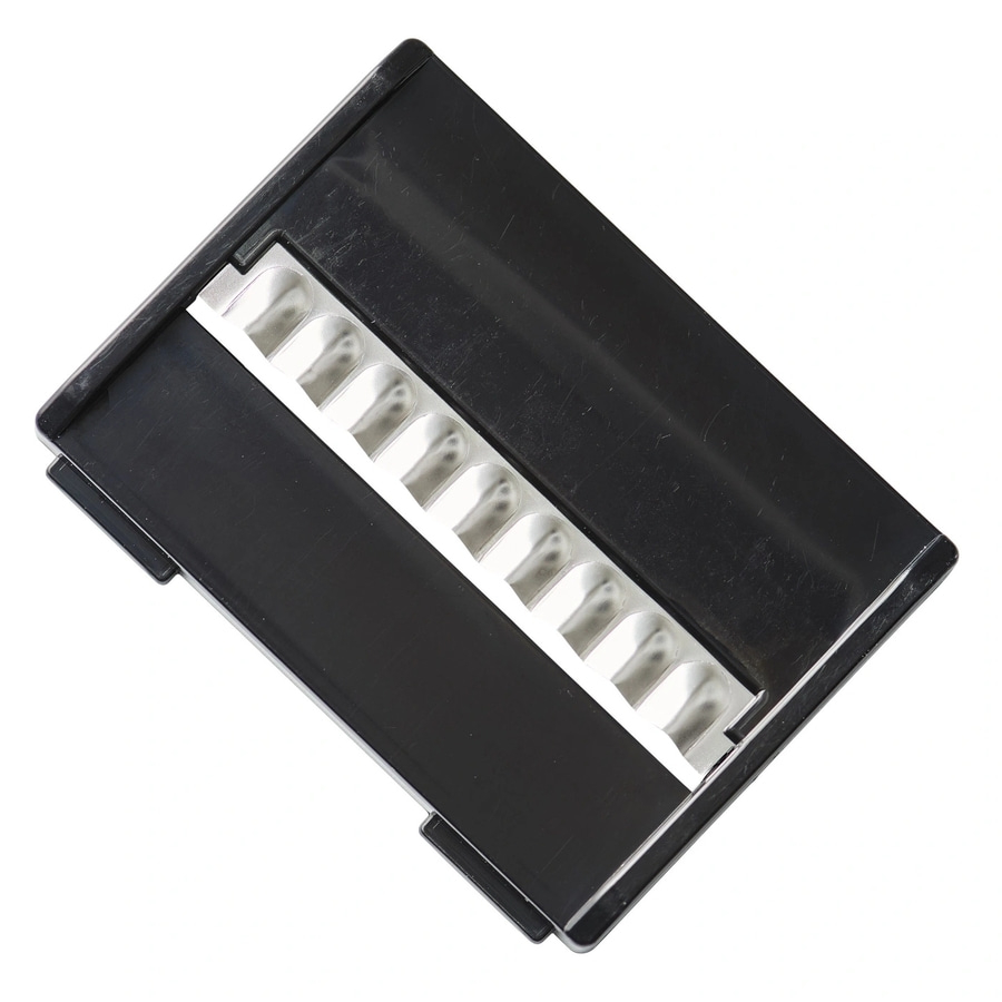 Schwarzer Kunststoff-Gemüseschneider mit silbernen Klingen, isoliert auf weißem Hintergrund.