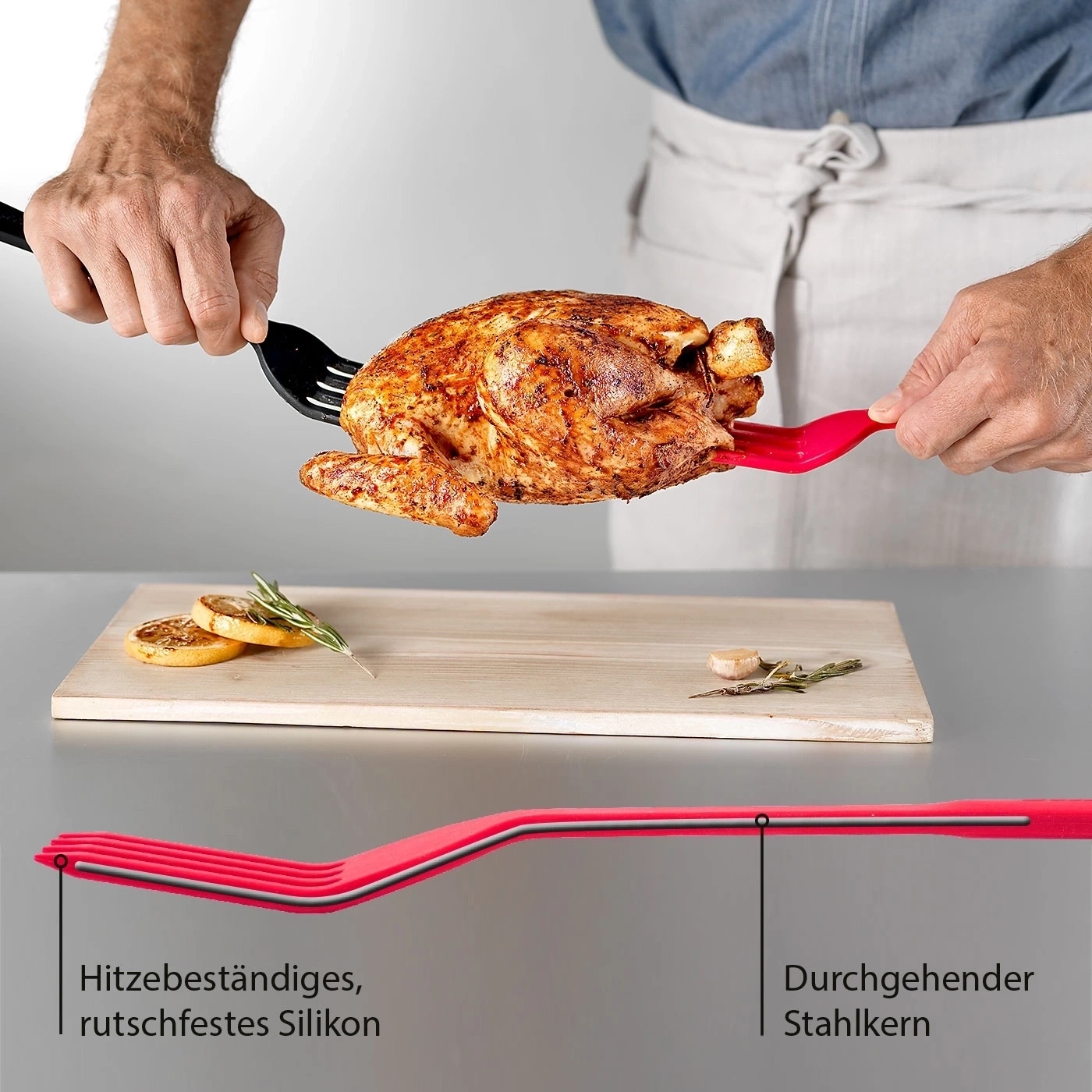 Gebratene Hähnchen wird mit zwei Gabeln gehalten, die aus Silikon und Stahl bestehen.
