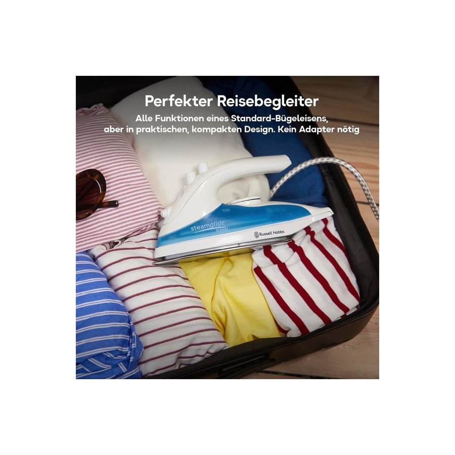 Kleines Bügeleisen in einem Koffer mit Kleidung, perfekt für Reisen