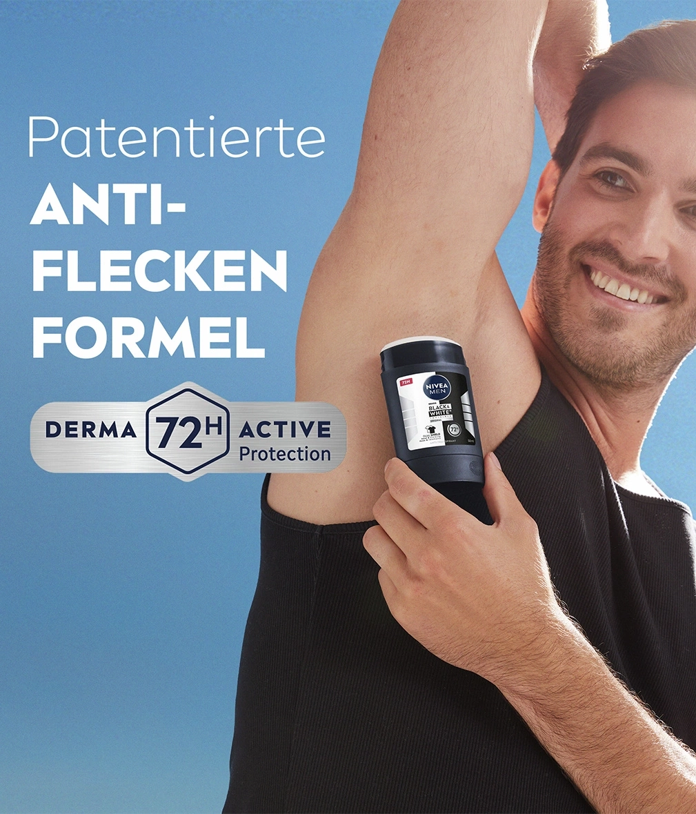 Mann mit Nivea Men Black & White Stick, der sich unter dem Arm aufträgt
