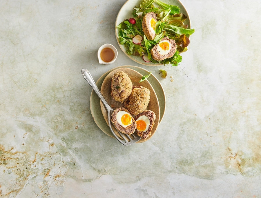 Teller mit Scotch Eggs und Salat, Nahaufnahme, Draufsicht, Essen