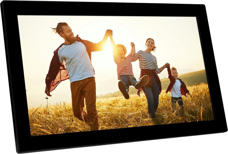 Familie hält Hände und schwingt Kinder im goldenen Feld bei Sonnenuntergang