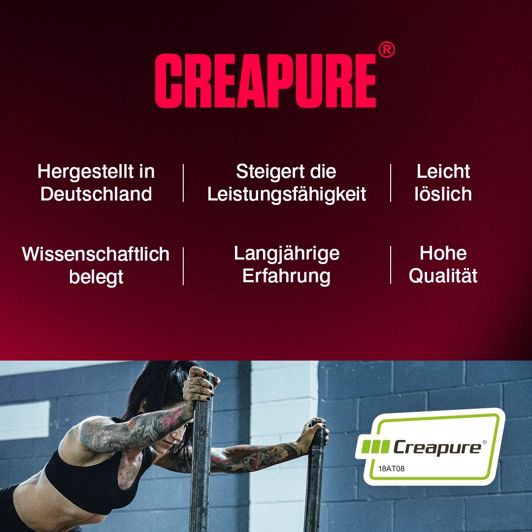 Eine Frau mit Tattoos trainiert mit Gewichten, CREAPURE Logo.