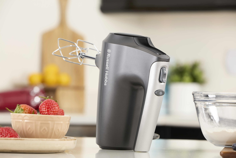 Handmixer von Russell Hobbs mit Erdbeeren und einer Schüssel mit Mehl
