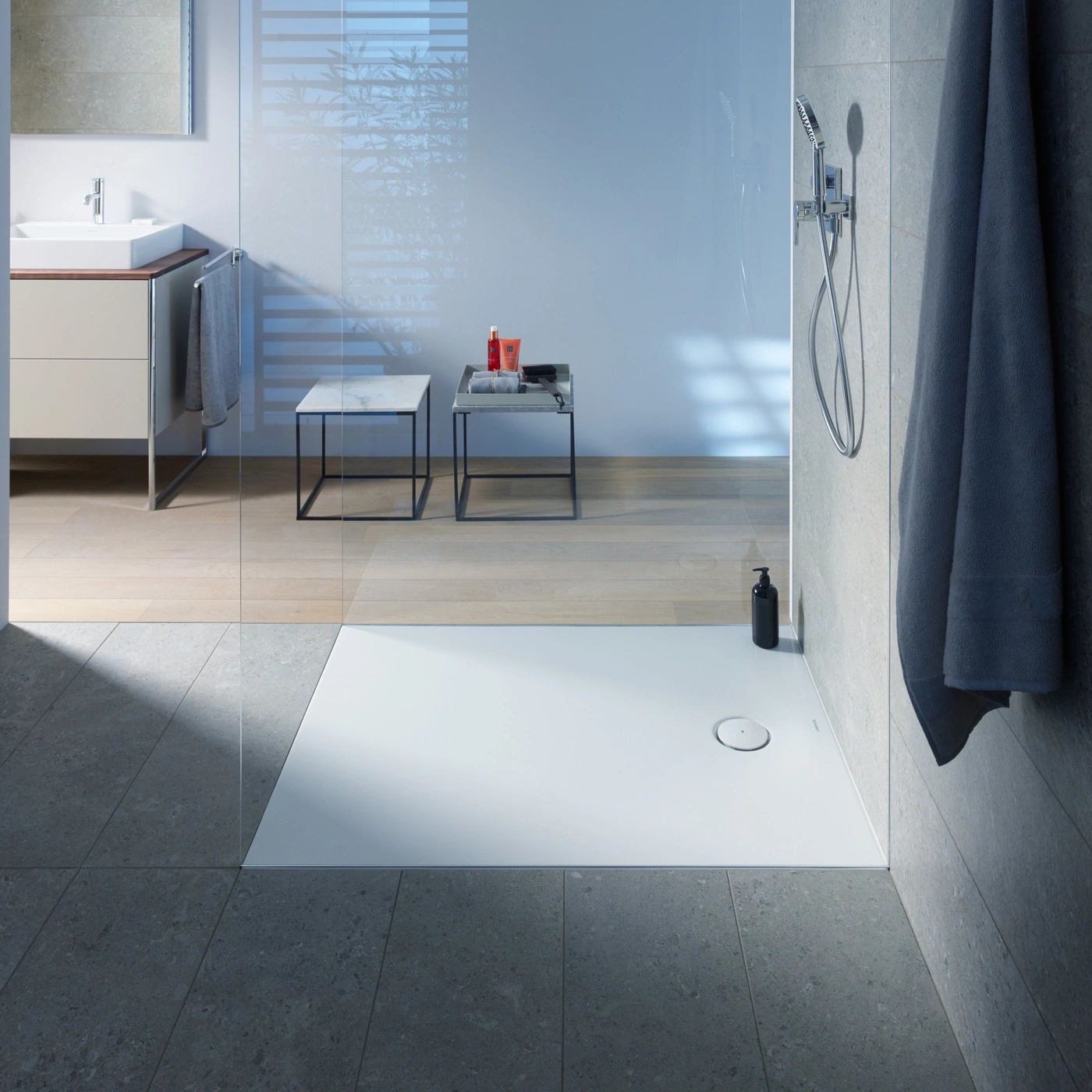 Modernes Badezimmer mit Dusche, Waschbecken, Handtuch und Dekoration