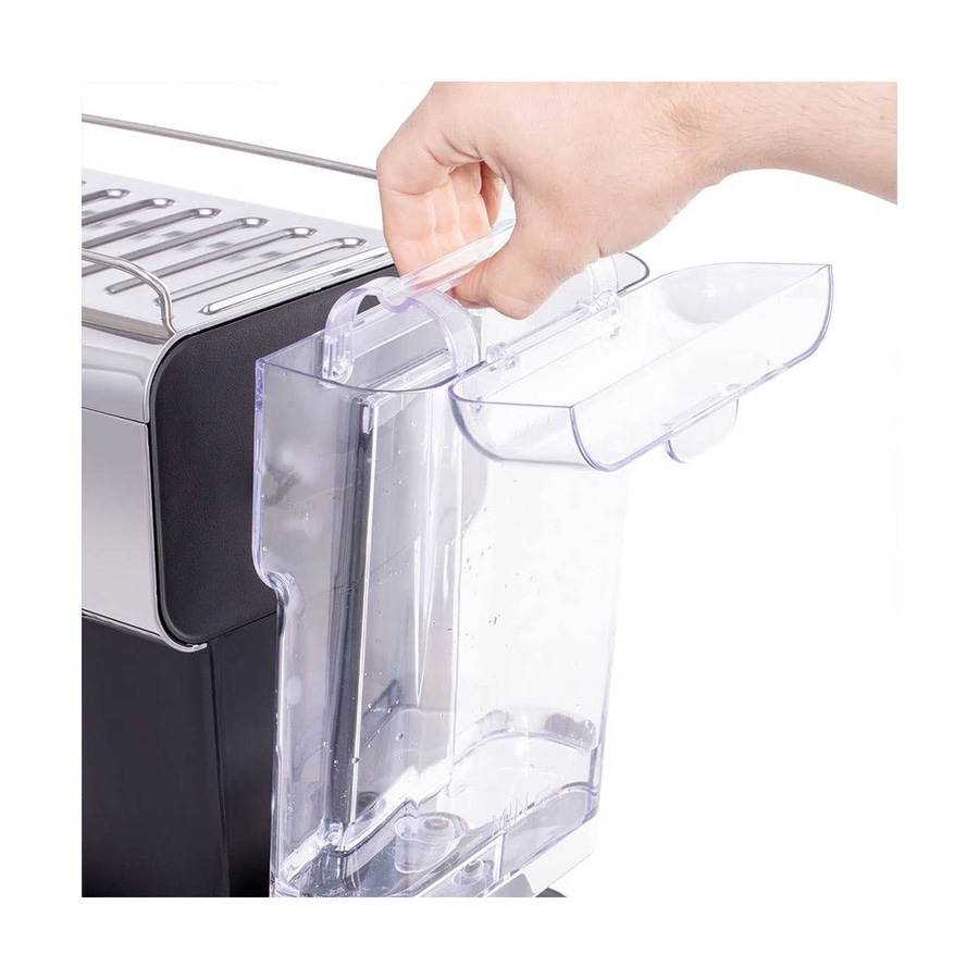 Nahaufnahme einer Hand, die einen transparenten Wassertank anhebt, der an einer Kaffeemaschine befestigt ist.