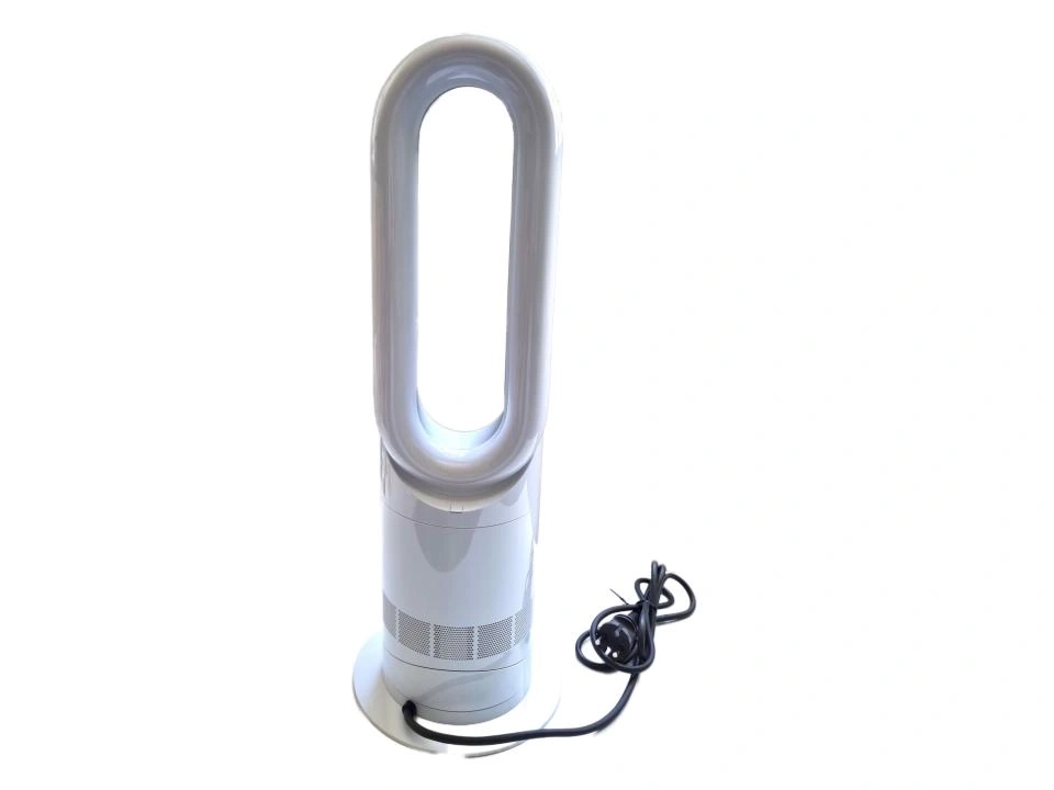 Ein weißer Turmventilator mit einem ovalen oberen Teil und einem runden Sockel.