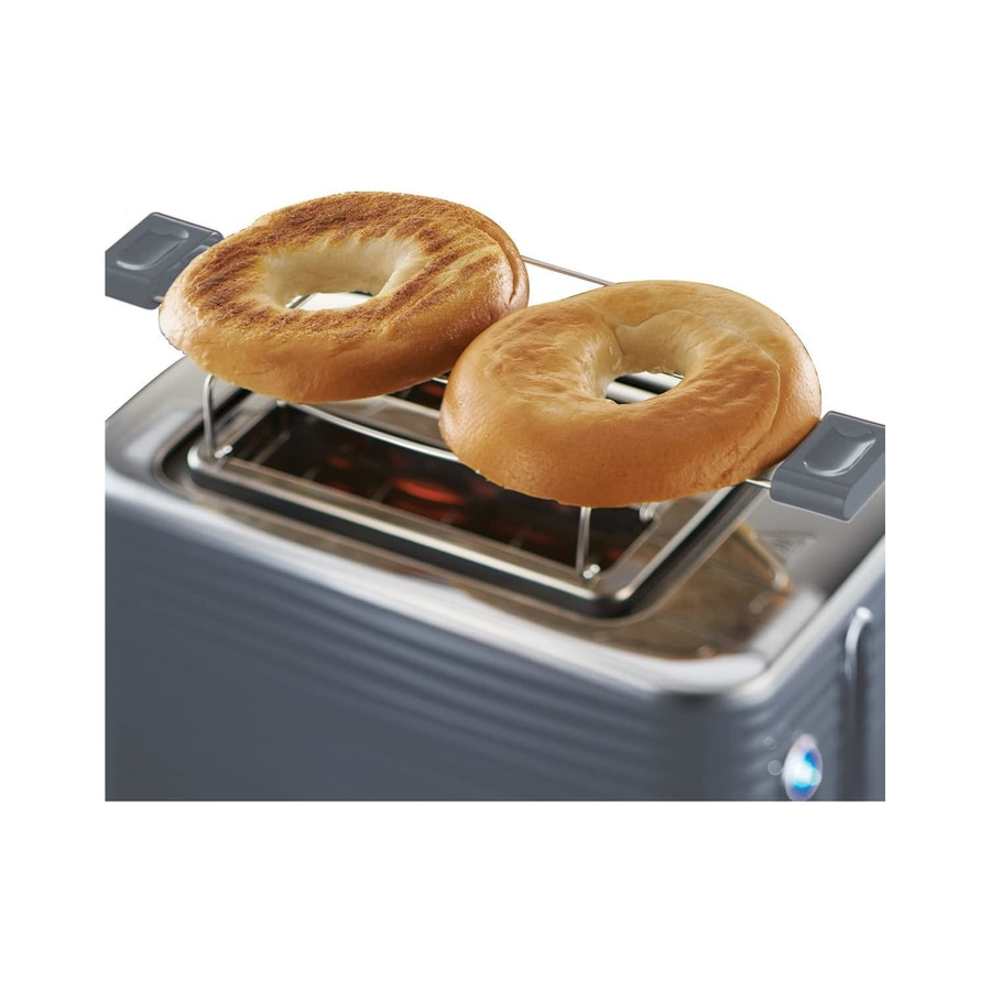 Zwei Bagels in einem Toaster. Nahaufnahme von Bagels, die getoastet werden.