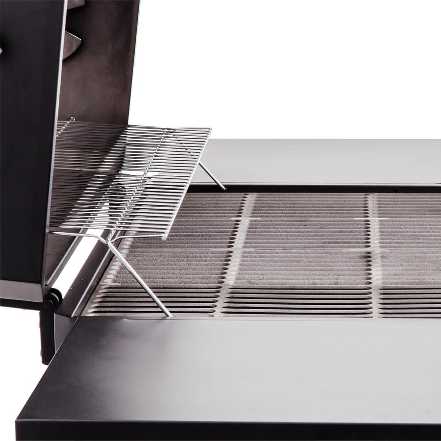 Nahaufnahme eines Grills mit Rost und Deckel, Detailaufnahme