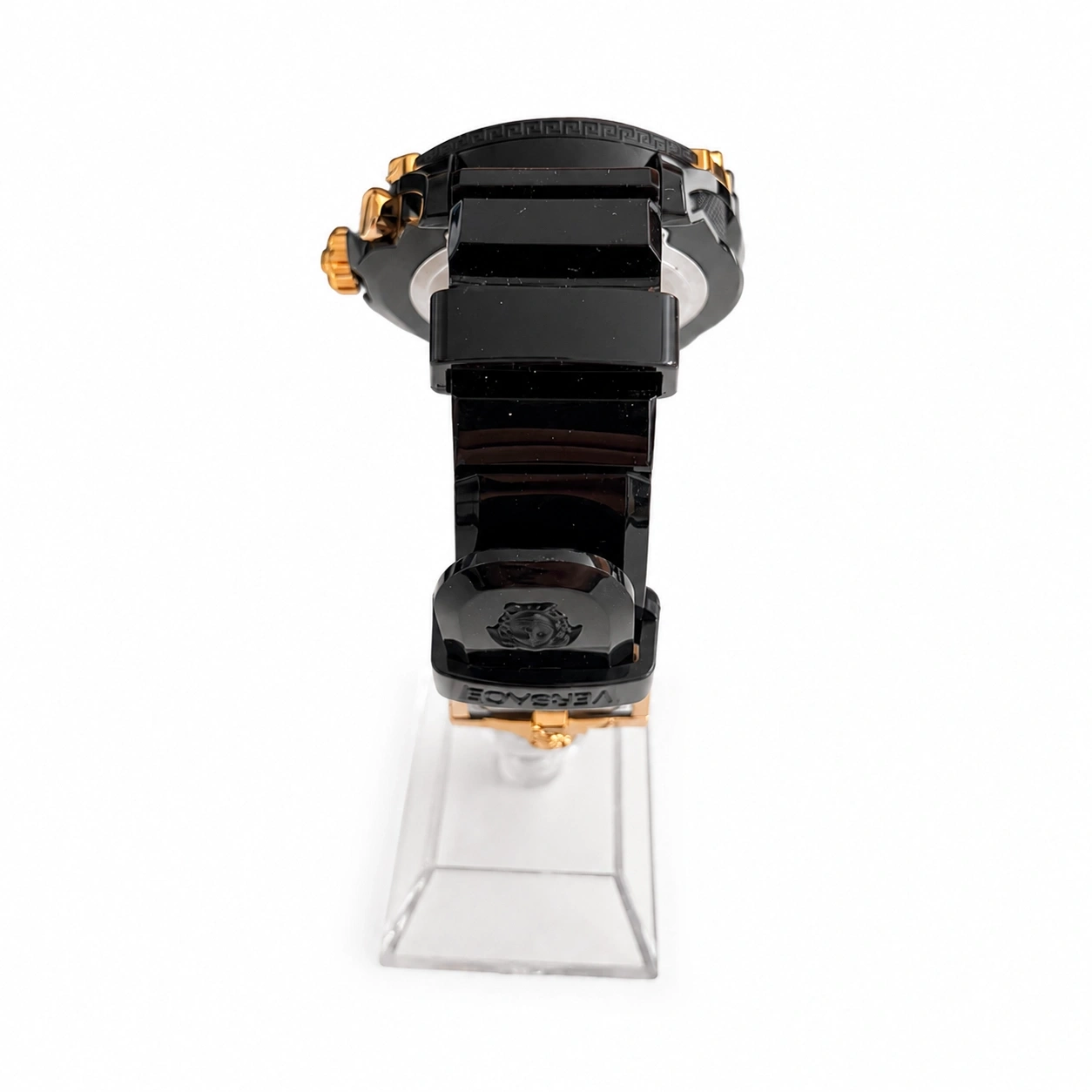 Eine schwarze Versace-Uhr mit goldenen Akzenten steht auf einem transparenten Ständer.