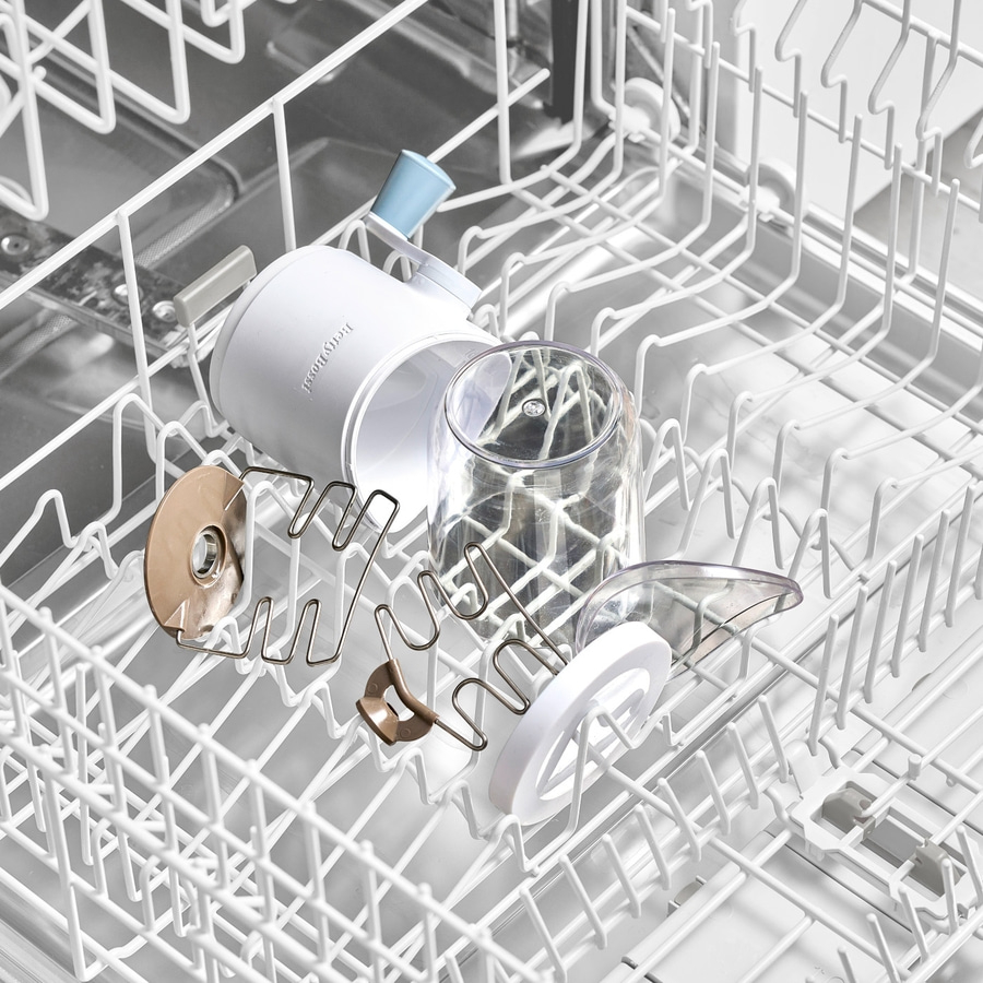 Geschirrspüler mit Geschirr. Weißer Geschirrspüler mit Geschirr. Geschirr im Geschirrspüler.