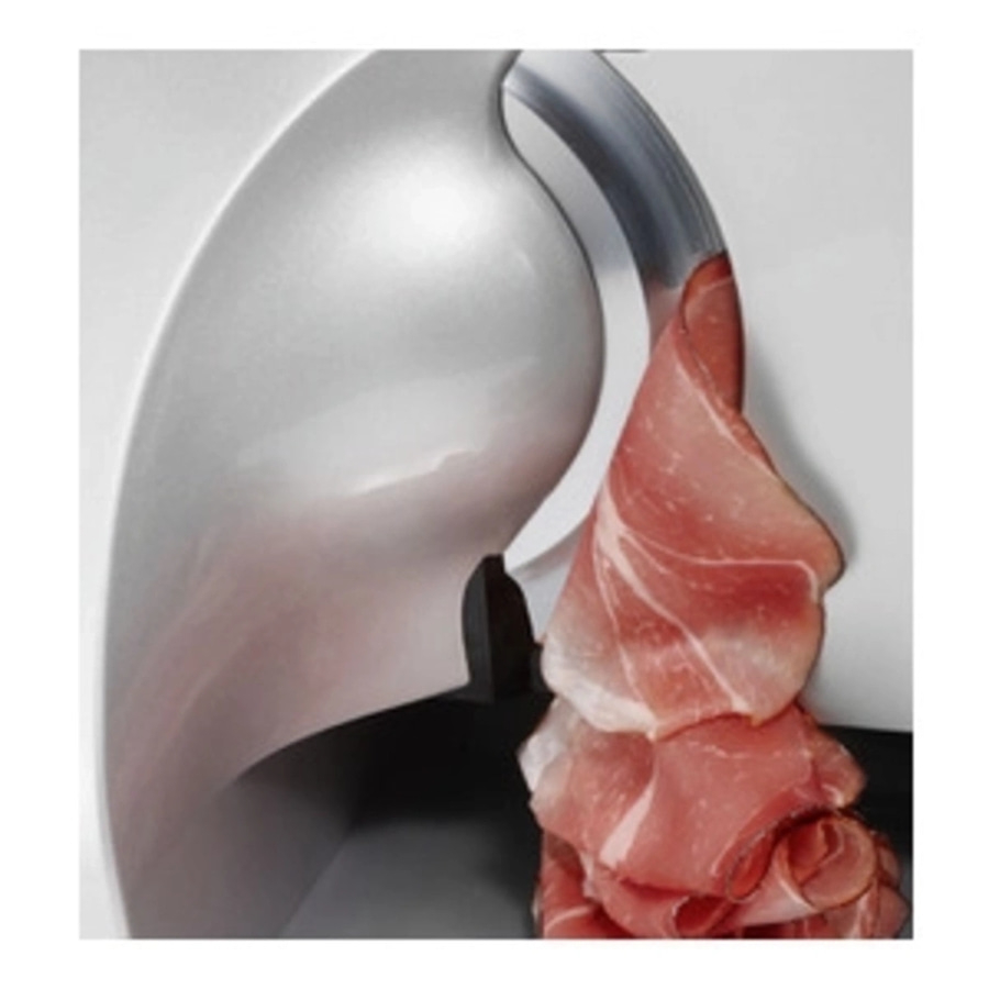 Nahaufnahme eines Fleischschneiders mit geschnittenem Schinken, der herausragt.