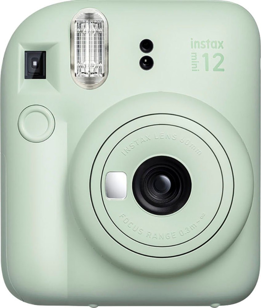 Hellgrüne Instax Mini 12 Kamera mit Blitz und Objektiv, Nahaufnahme.