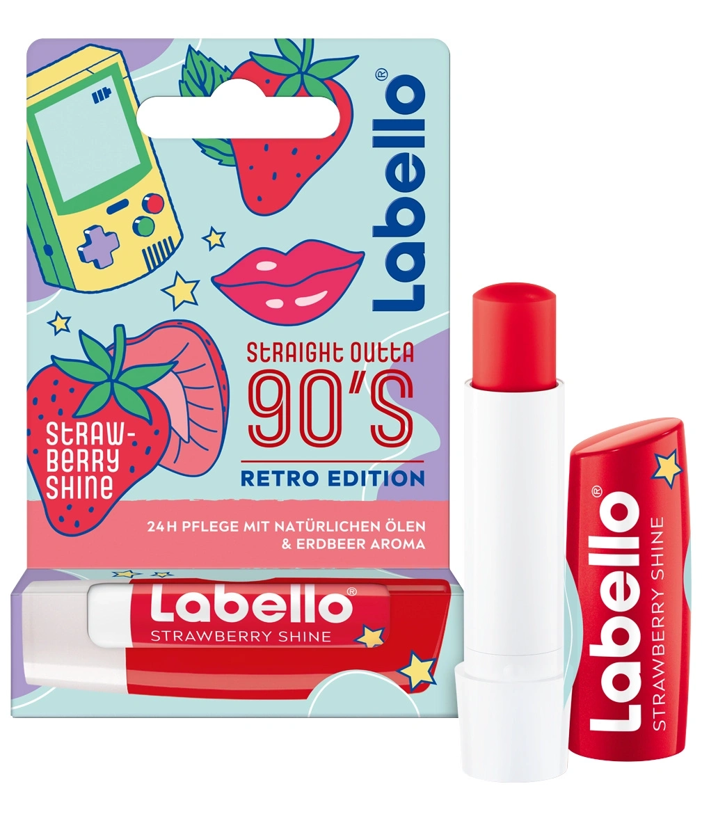 Labello Lippenbalsam in einer Retro-Verpackung mit Erdbeer-Motiv und einem aufgedrehten Lippenstift daneben.