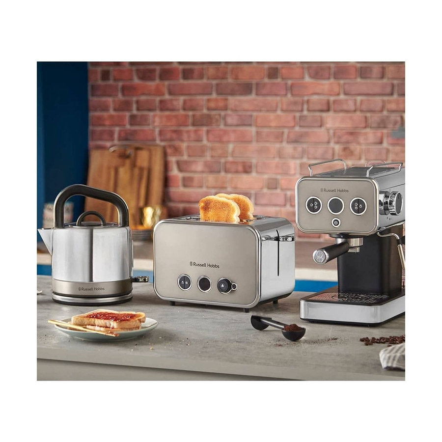 Frühstücks-Set mit Toaster, Wasserkocher und Kaffeemaschine auf einer Arbeitsplatte