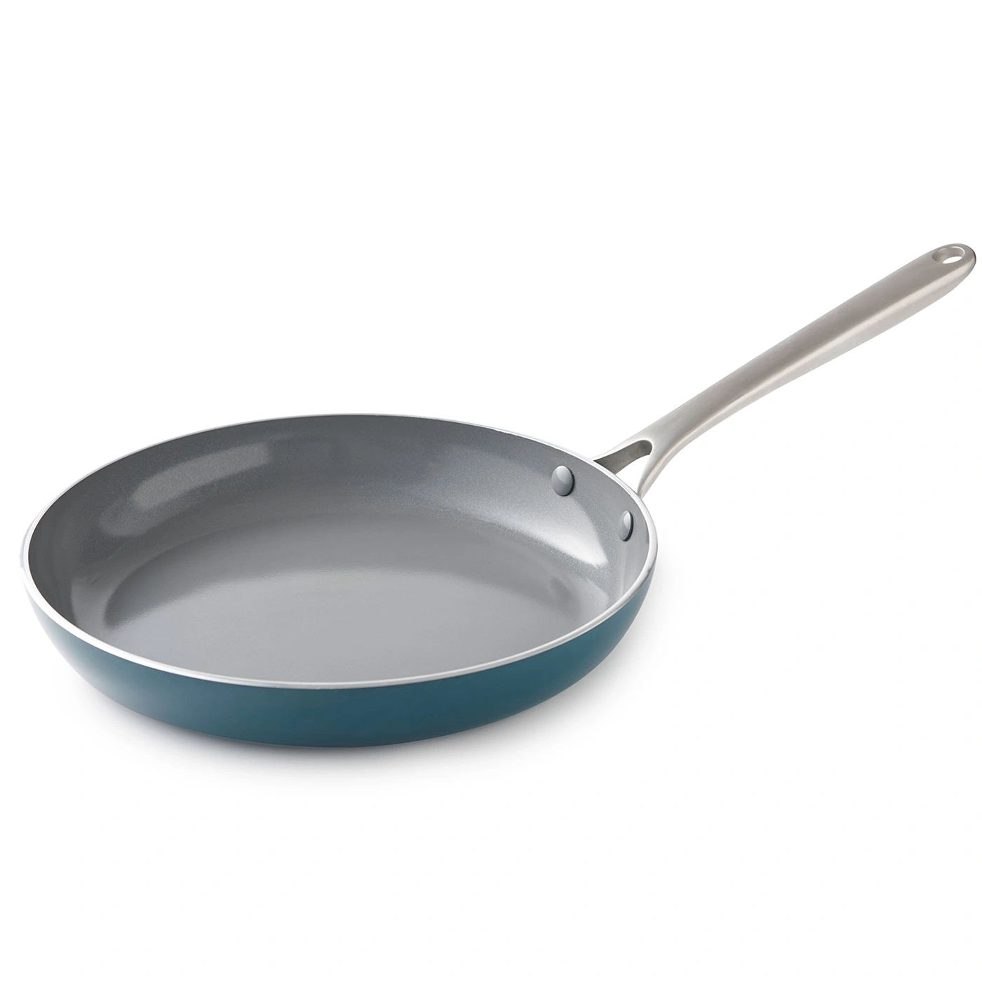 Eine blaue Pfanne mit einem Edelstahlgriff steht auf weißem Hintergrund.