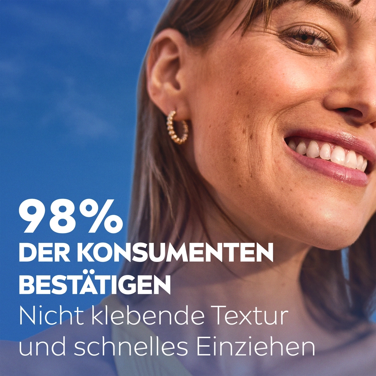 Frau lächelt, 98% der Konsumenten bestätigen nicht klebende Textur und schnelles Einziehen