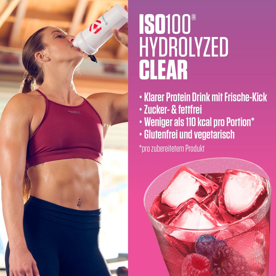 Frau trinkt nach dem Training Protein-Shake mit Beeren und Eiswürfeln