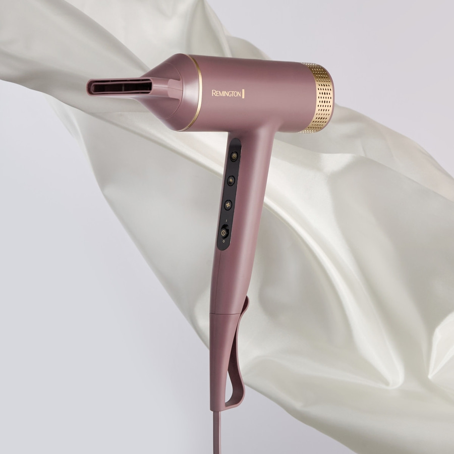 Haartrockner von Remington, rosa, mit goldenen Akzenten, auf weißem Hintergrund, Studioaufnahme