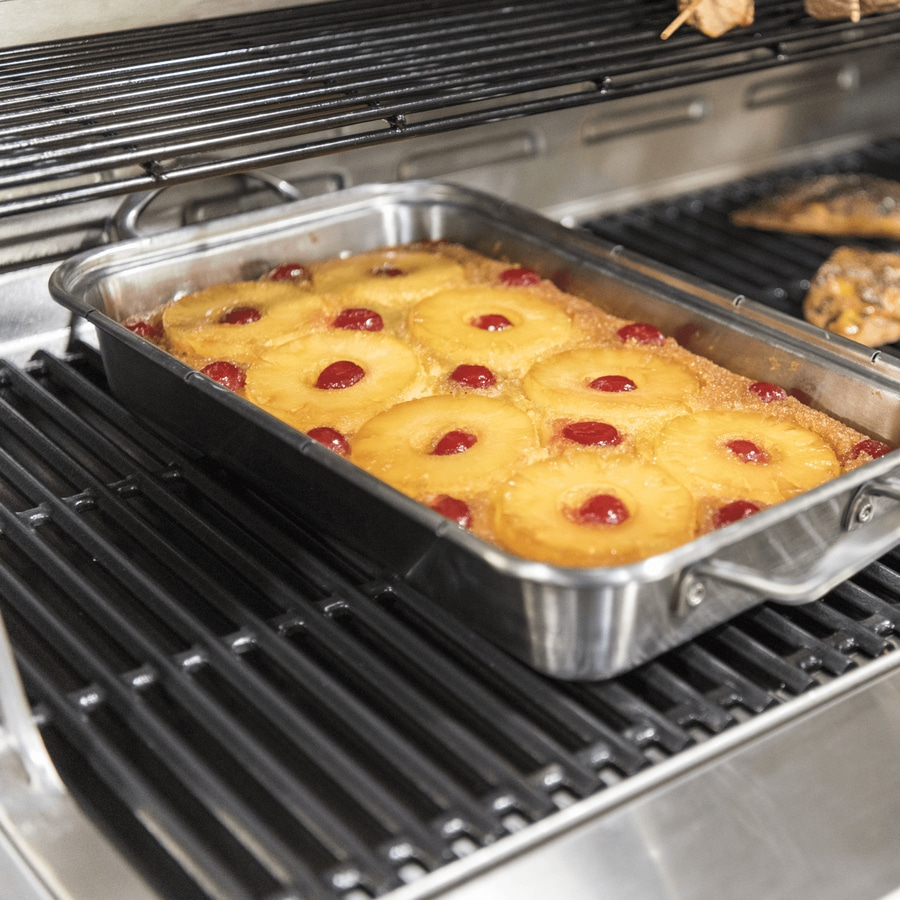 Ananas-Upside-Down-Kuchen auf einem Grill, mit Kirschen und Ananasringen